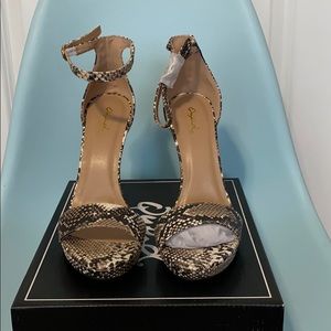 Open toe pumps brand new!!